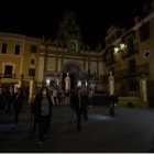 Familiares a la salida de la basílica tras la exhumación de Queipo de Llano y Francisco de Bohórquez.