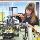 Una alumna en una clase práctica de Formación Profesional.