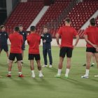 Rubi se dirige a la plantilla en el primer entrenamiento de la semana.