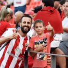 Un padre y su pequeño saludan al fotógrafo.