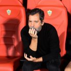 Quique Sánchez Flores pensativo en el banquillo del Mediterráneo.