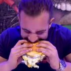 Pablo Cabezali, probando las hamburguesas almerienses.