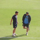 Rubi charlando en la hierba con el director deportivo del Almería.