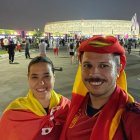 Nathalie y José en los aledaños del Estadio Al Thumama para vivir el debut de España.