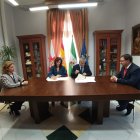 Firma del convenio por parte de la alcaldesa de Almería y el rector de la Universidad de Almería