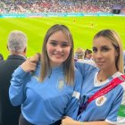 Lorena (derecha) con la camiseta de Uruguay.