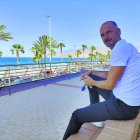 Fernando Soriano con la playa de Almería al fondo.