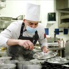 El ganador de la pasada edición preparando su plato en la final del Premio Promesas 2022