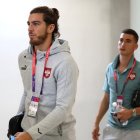 El defensa Babic camino del vestuario de Serbia.