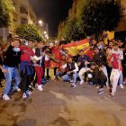 Aficionados marroquíes festejando su pase a cuartos en El Ejido, con las banderas de Marruecos y España.