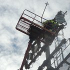 Retirando los focos de la torre de fondo sur junto al Palacio.