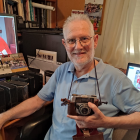 Felipe Ortiz en el museo de la fotografía que tiene en casa.