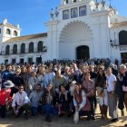 El coro de la Hermandad del Rocío de Almería, ante la ermita almonteña.