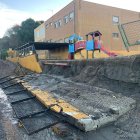 Las lluvias han derribado una buena parte del muro exterior del colegio.