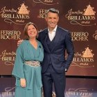 La alcaldesa, Rosa María Cano, junto al presentador de gala de Juntos Brillamos Más, Jesús Vázquez.