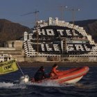 Imagen de archivo de una zódiac de Greenpeace navegando frente al hotel de El Algarrobico.