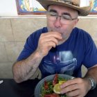 El influencer gastronómico Sezar Blue saboreando un plato de gambas de Garrucha.
