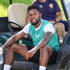 Dyego Sousa echa un trago durante el entrenamiento.