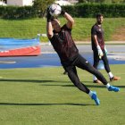 Fernando en el campo Anexo con Pacheco en segundo plano.