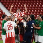 Manteando a Ortiz Bernal después de marcar el gol de penalti.