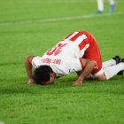 Besando el césped del Estadio después de un gol muy especial.
