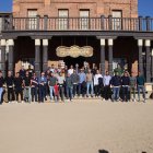 Una foto histórica con los jugadores del Almería y de Andalucía.