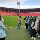 Jugadoras en el césped del estadio
