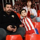 Miren la felicidad del padre y la de su hijo: esto es el fútbol.