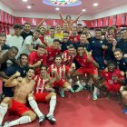 La plantilla del Almería celebrando la victoria frente al Rayo.