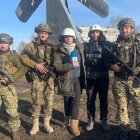 Constanza Pérez junto a sus compañeros de prensa y militares en la ciudad de Bakhmut.