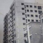 El edificio, en construcción, se vino abajo.