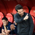 Rubi saludando al banquillo del Atlético de Madrid antes del inicio del choque.