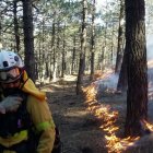 Imagen de achivo de bomberos forestales trabajando en un incendio.