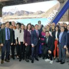 Autoridades políticas y personalidades del mundo cinematográfico frente al stand de Almería en FITUR.