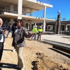 Catalina García con Gabriel Amat en su visita a las obras del hospital de Roquetas, este jueves.