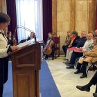 Intervención de María Gámez, con Francisco Mañas y María Montero en la primera fila