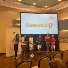Los cinco niños de Almería con su maestra en el momento de recoger su trofeo en Málaga en un acto de la Junta, el pasado septiembre.