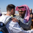 Turki saludando a Messi nada más bajarse del avión en Riad.
