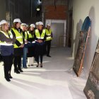 La consejera de Fomento y la alcaldesa de Almería contemplan los bajorrelieves restaurados