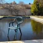 Foto de Diego Gea que muestra una piscina helada y el Castillo de Los Vélez al fondo