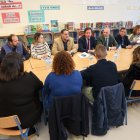 Un momento en la reunión sobre la paralización de las obras en el colegio.