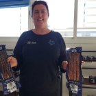 La gerente de “Mar de Adra” Encarni Espinosa con el pulpo seco, foto Daria Zelenska