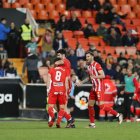 Los jugadores del Almería celebran un gol en Mestalla.