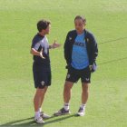 Rubi habla con su director único deportivo a pie de campo.