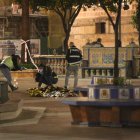 Efectivos sanitarios y policiales cubren el cadáver del sacristán fallecido en un ataque a diferentes iglesias.