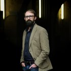 El escritor almeriense Juan Manuel Gil, autor de ‘La flor del rayo’. Foto: Iván Giménez /  Seix Barral