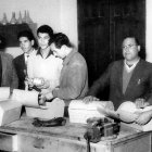 Alumnos adultos en horario nocturno, con la dotación de herramientas que se les entregaba. Gentileza de Antonio Muñoz Buendía y Marcela Rodríguez.