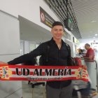 Darwin Núñez nada más aterrizar en Almería.