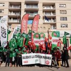 Representantes de CSIF, UGT y CCOO ante la Bola Azul, este jueves.