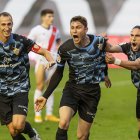 Cuenca celebrando el gol de la victoria en Vallecas.